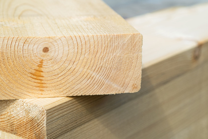 Zwei Holzbohlen (Kernholz im Anschnitt), Holzbalken geschnitten aus hochwertigem Fichtenholz, Baumaterial beim Hausbau, hier Holzrahmenbau.